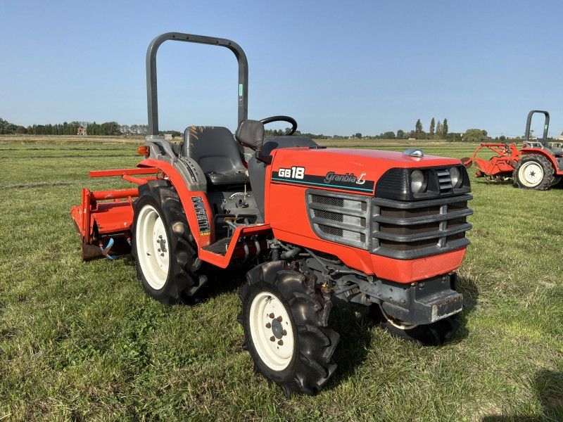 Kubota Granbia L GB18 – Minitraktor mit Allradantrieb und Bodenfräse