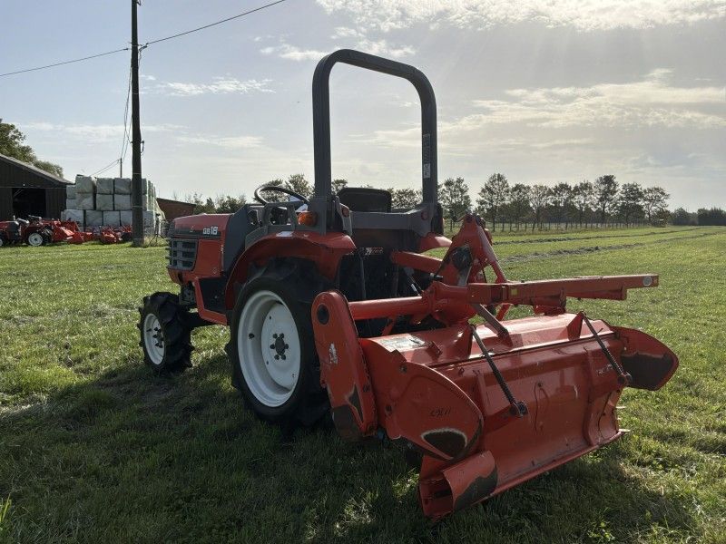 Kubota Granbia L GB18 – Minitraktor mit Allradantrieb und Bodenfräse