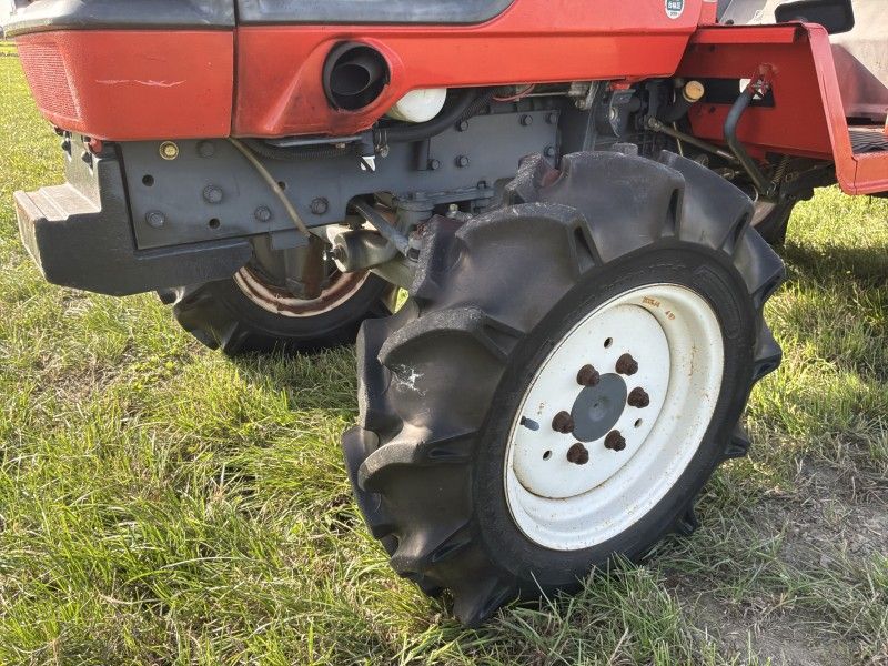 Kubota Granbia L GB18 – Minitraktor mit Allradantrieb und Bodenfräse