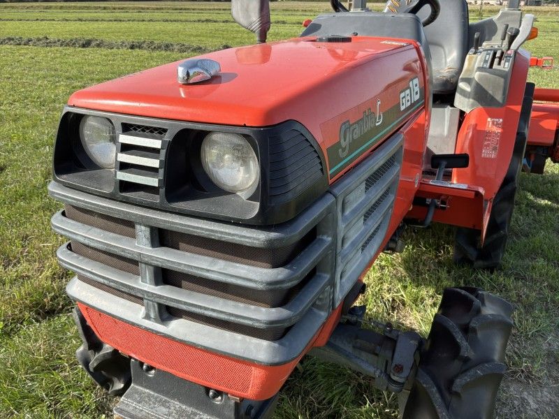 Kubota Granbia L GB18 – Minitraktor mit Allradantrieb und Bodenfräse