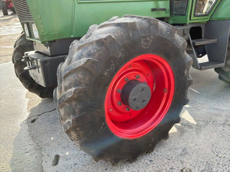 Fendt Farmer 306SLA four-wheel-drive farm tractor