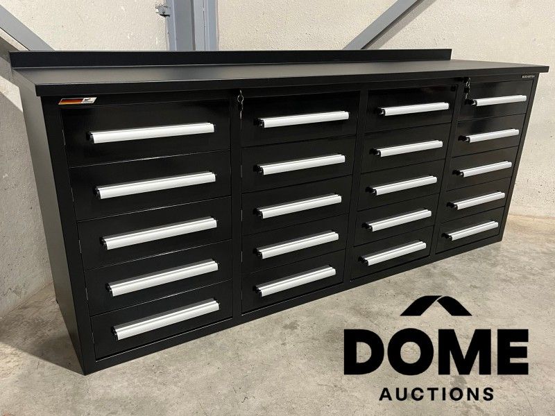 Metallwerkbank mit 20 Schubladen