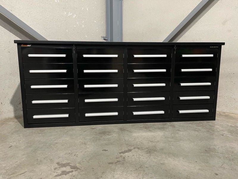 Metallwerkbank mit 20 Schubladen