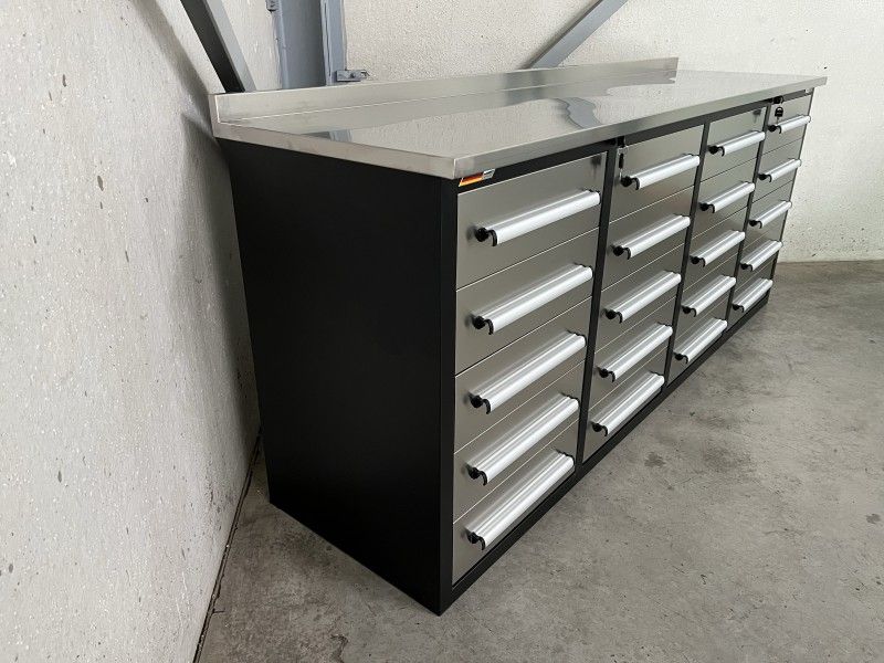 Edelstahl-Werkbank mit 20 Schubladen
