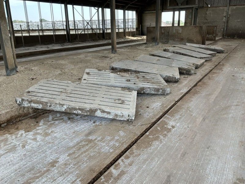 Betonnen stalrooster (26x)