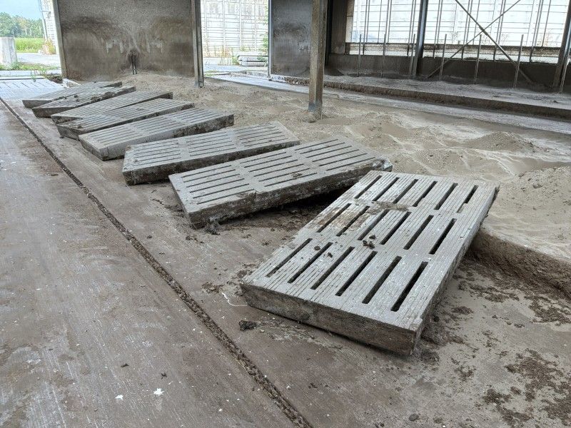 Betonnen stalrooster (26x)