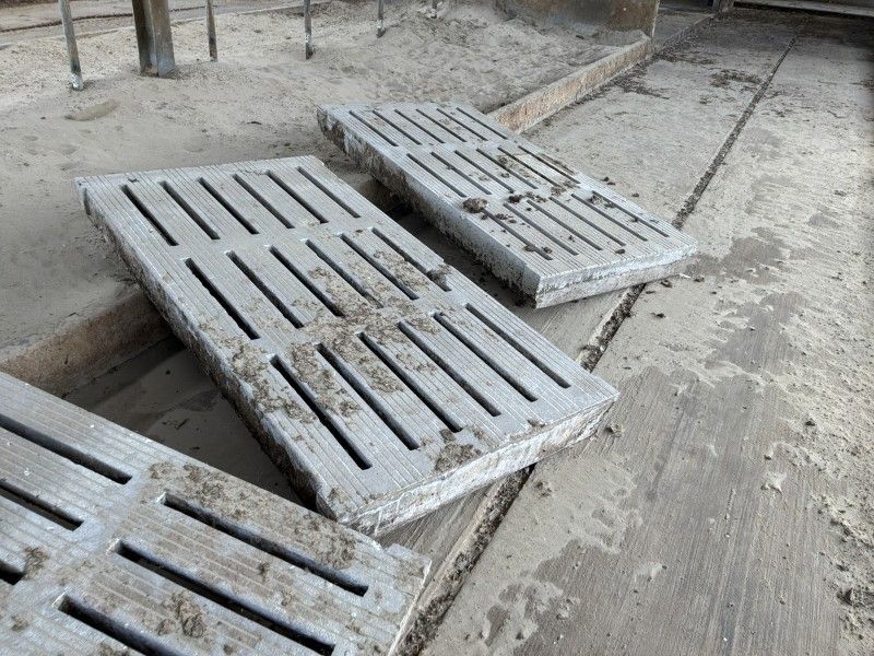 Betonnen stalrooster (26x)