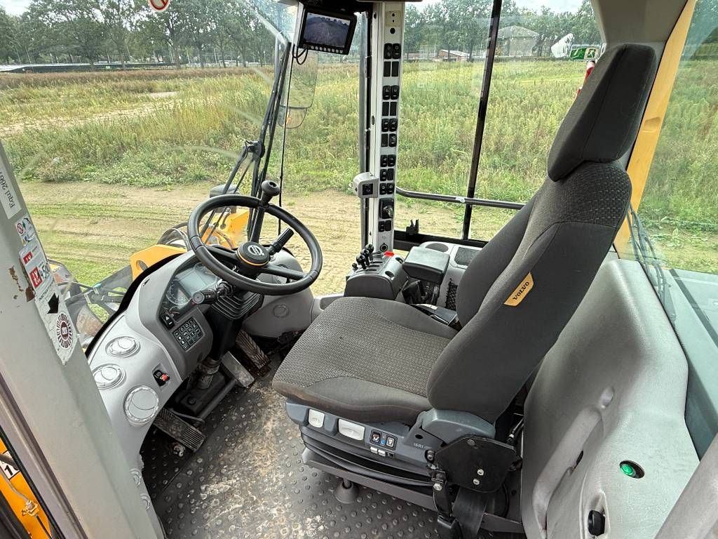 Volvo L90H - 3rd Function / Quick Coupler