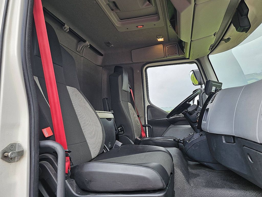 RENAULT D 210 11.9t lift side door