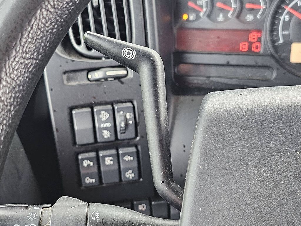 RENAULT D 210 11.9t lift side door