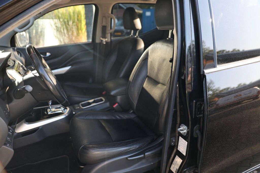Nissan Navara 2.3 DCI DUBBEL CABINE A/T 4WD 5 ZITS VAN