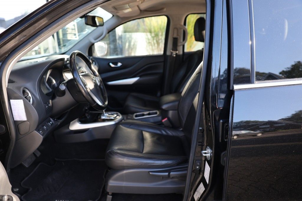 Nissan Navara 2.3 DCI DUBBEL CABINE A/T 4WD 5 ZITS VAN