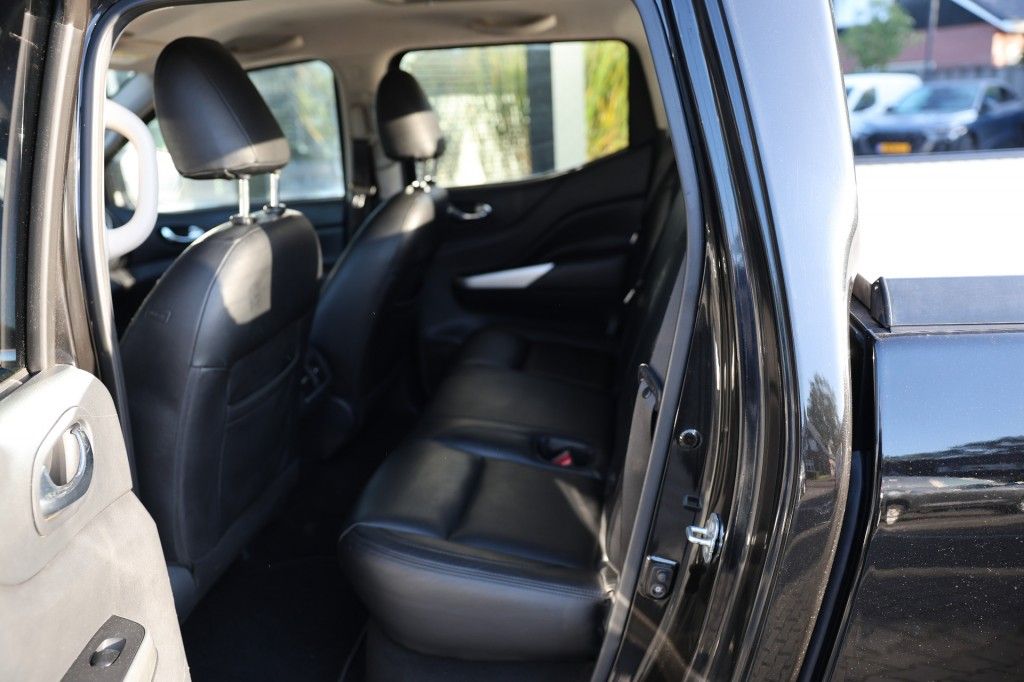 Nissan Navara 2.3 DCI DUBBEL CABINE A/T 4WD 5 ZITS VAN