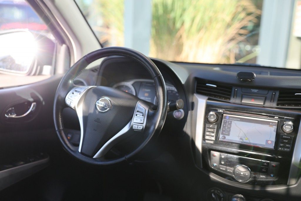 Nissan Navara 2.3 DCI DUBBEL CABINE A/T 4WD 5 ZITS VAN