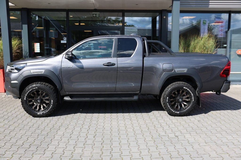 Toyota Hilux 2.8 D-4D X-TRA CAB INVINCIBLE A/T 4WD VAN