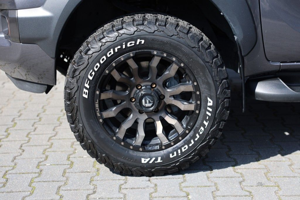 Toyota Hilux 2.8 D-4D X-TRA CAB INVINCIBLE A/T 4WD VAN