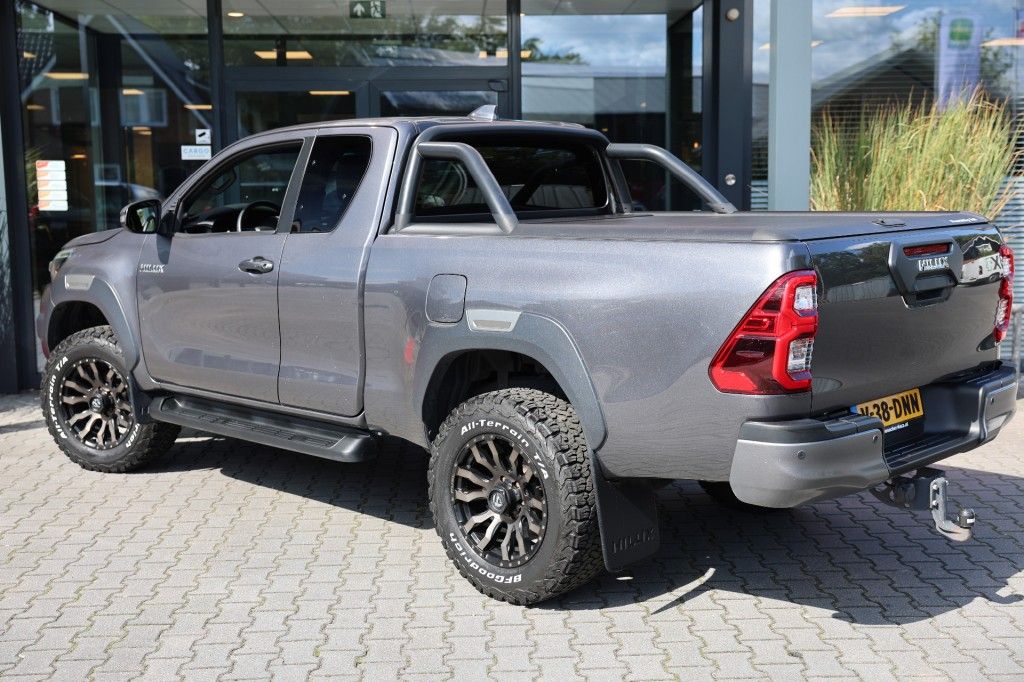 Toyota Hilux 2.8 D-4D X-TRA CAB INVINCIBLE A/T 4WD VAN