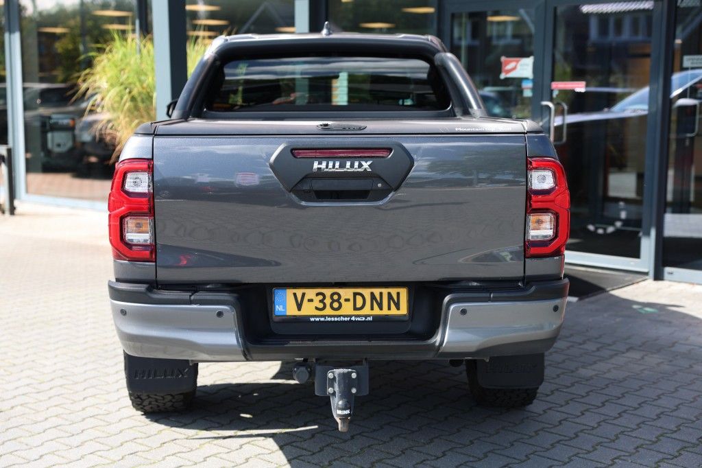 Toyota Hilux 2.8 D-4D X-TRA CAB INVINCIBLE A/T 4WD VAN