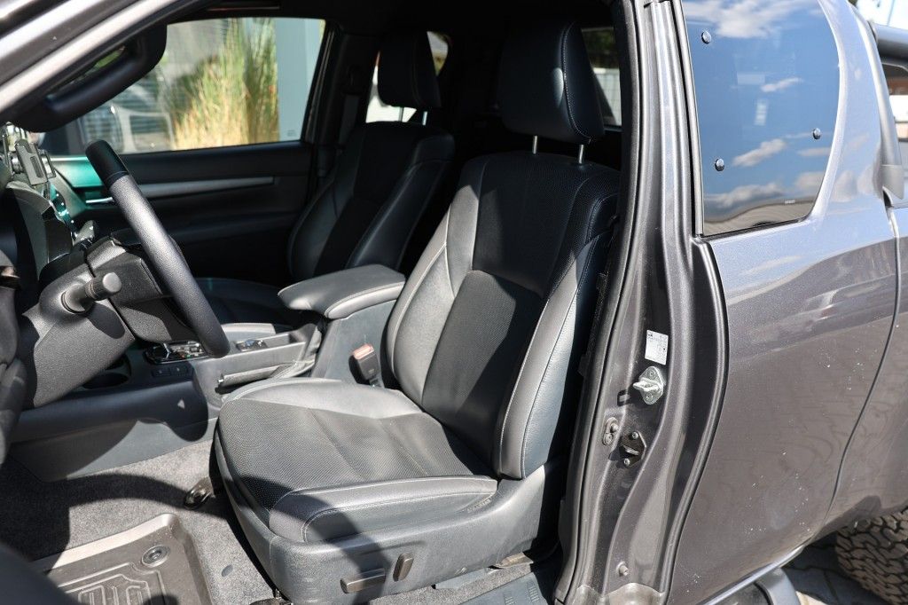 Toyota Hilux 2.8 D-4D X-TRA CAB INVINCIBLE A/T 4WD VAN