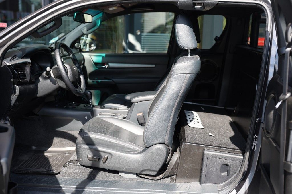 Toyota Hilux 2.8 D-4D X-TRA CAB INVINCIBLE A/T 4WD VAN