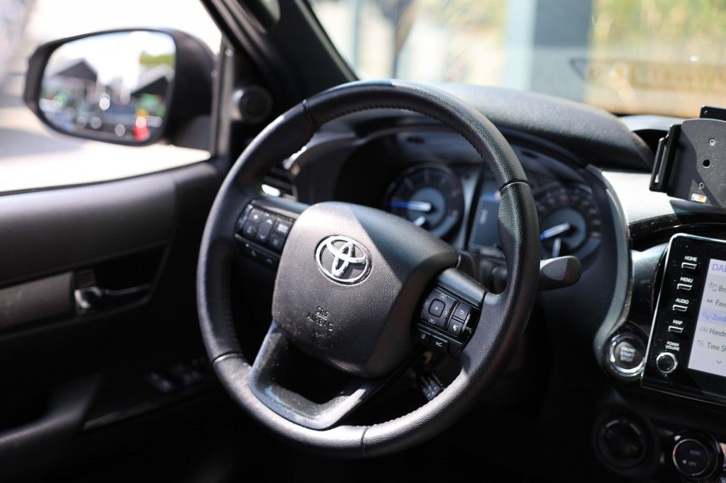 Toyota Hilux 2.8 D-4D X-TRA CAB INVINCIBLE A/T 4WD VAN