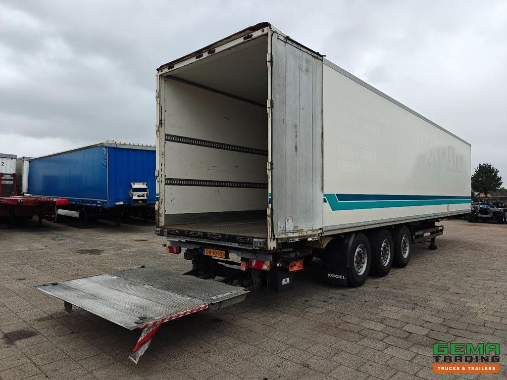 Kögel S24 Geschlossener Aufbau 13,6 m + Unterklappbare Heckklappe 2000 kg - SAF-Scheibenbremse - Liftachse
