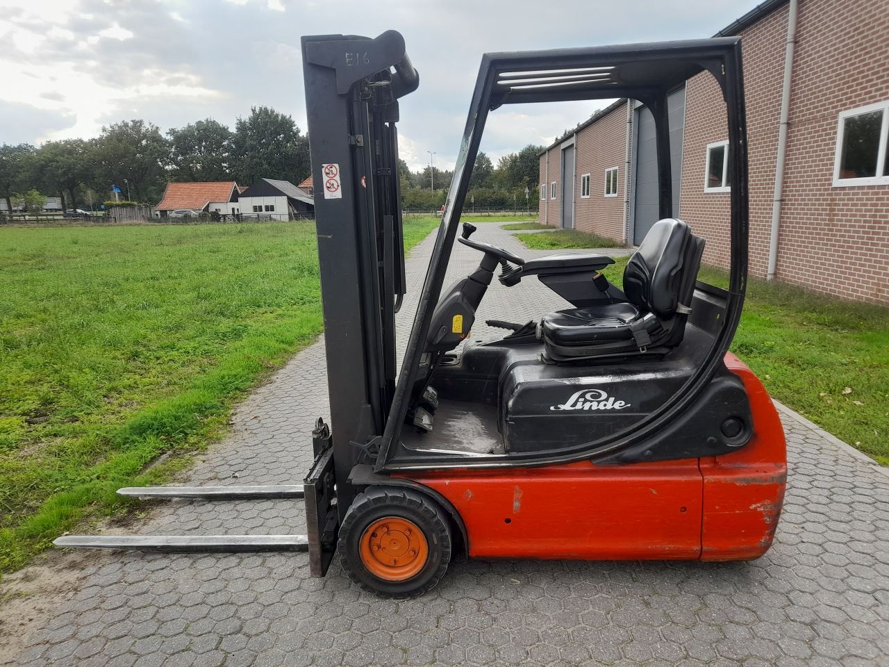 Linde E16 Elektrische heftruck triplo freelift side-shift