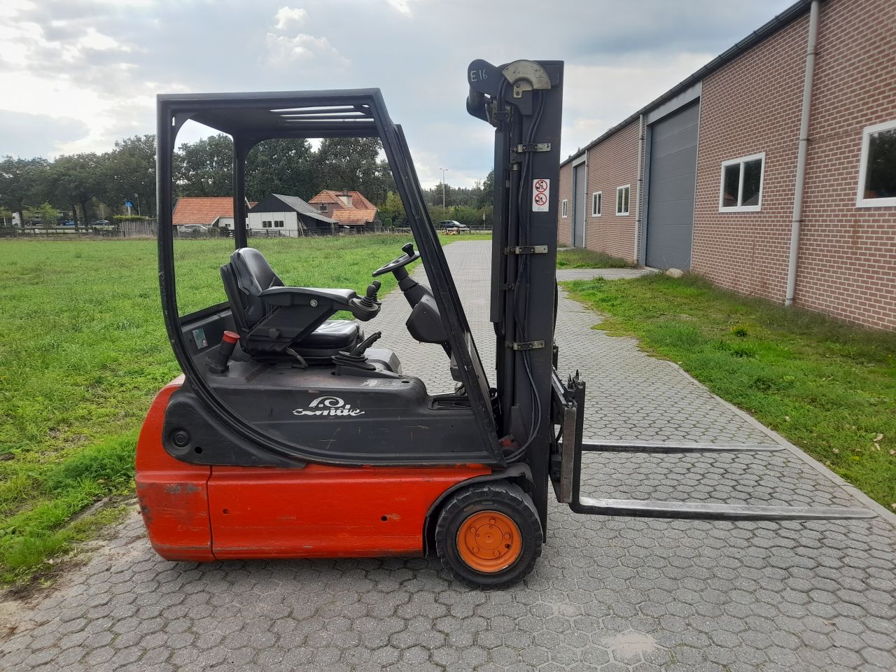 Linde E16 Elektrische heftruck triplo freelift side-shift