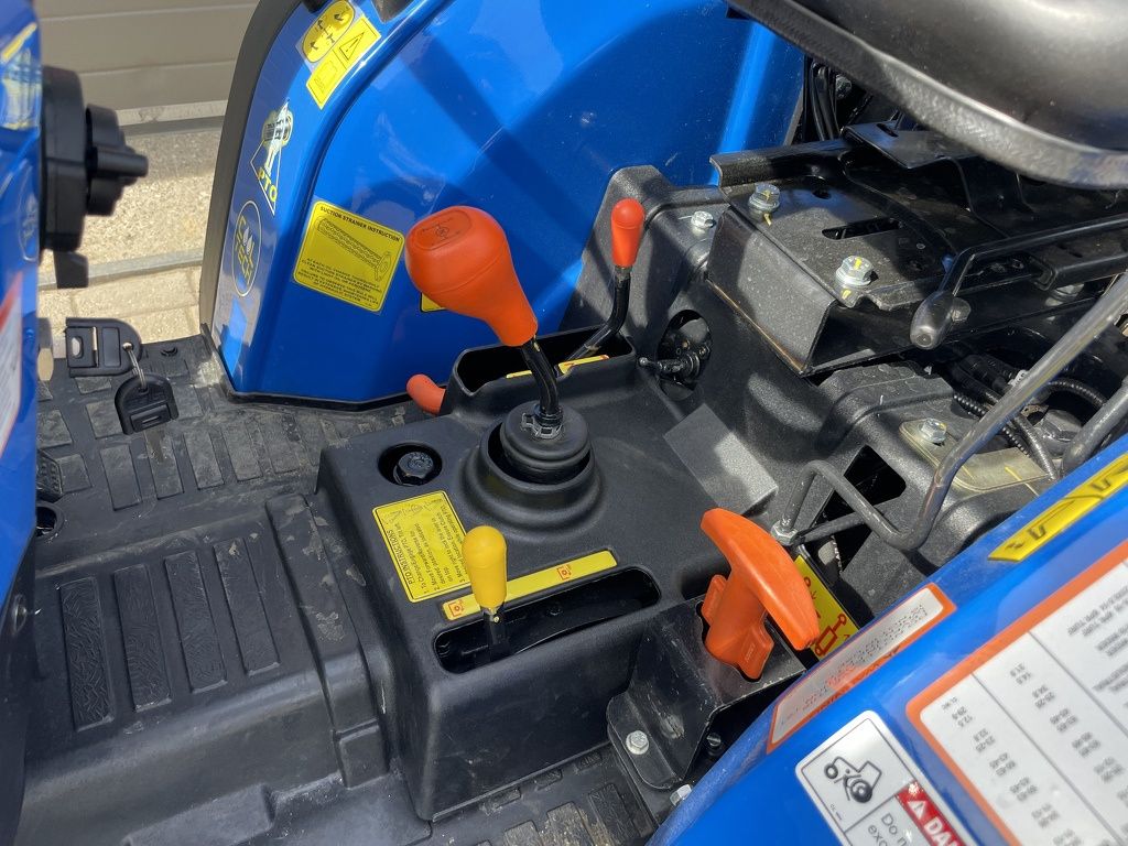 Solis 26 minitractor NIEUW + frontlader op brede agribanden