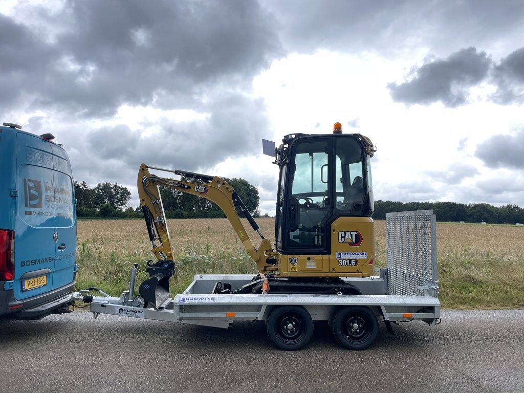 Vlemmix 2700 KG 300x150 2 assige machinetransporter NIEUW
