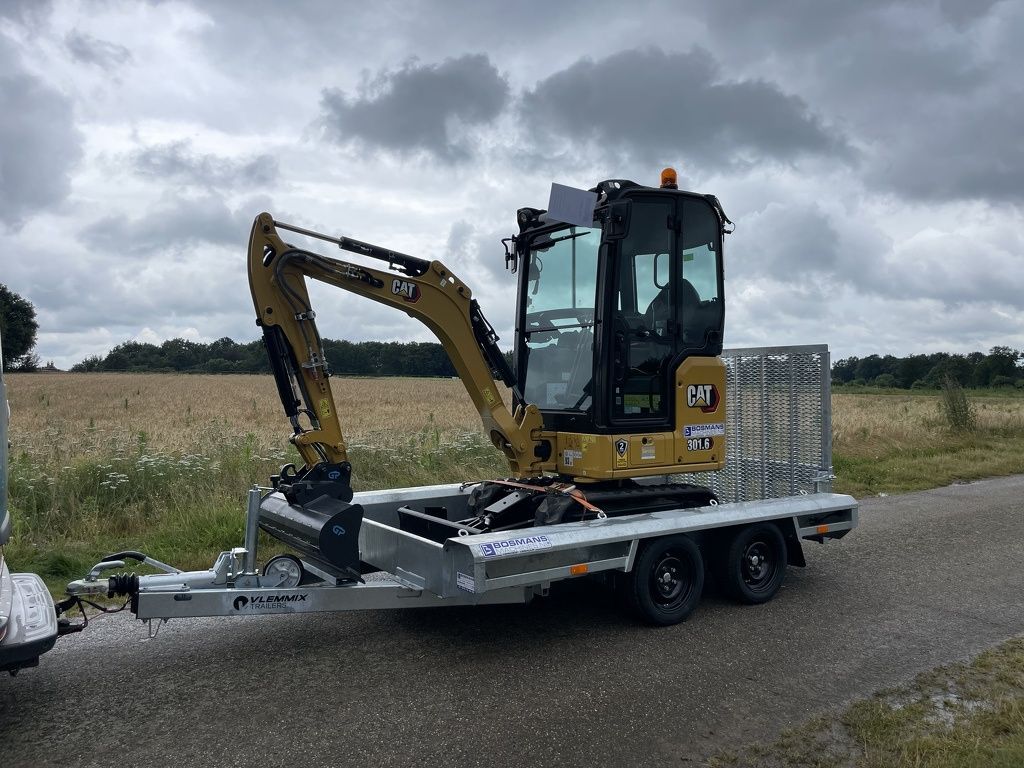 Vlemmix 2700 KG 300x150 2 assige machinetransporter NIEUW