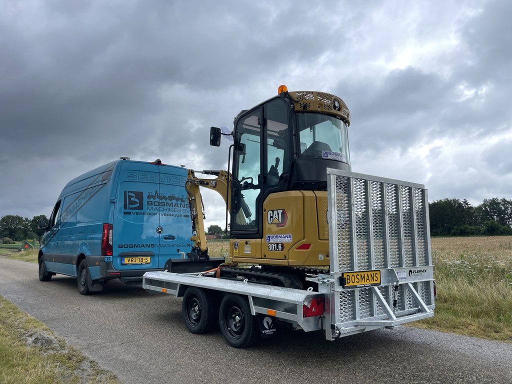 Vlemmix 2700 KG 300x150 2 assige machinetransporter NIEUW