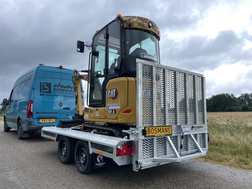 Vlemmix 2700 KG 300x150 2 assige machinetransporter NIEUW