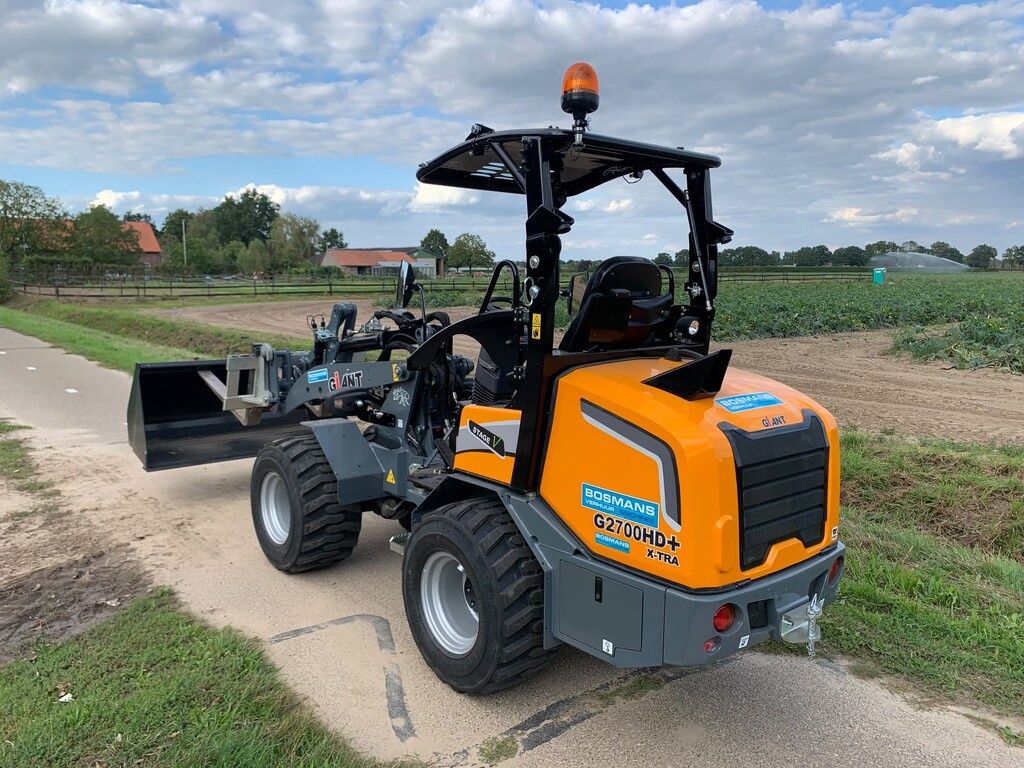Giant G2700 X-TRA HD+ minishovel DEMO skid banden €695 LEASE