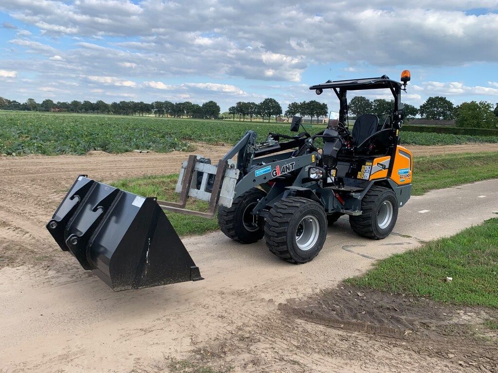 Giant G2700 X-TRA HD+ minishovel DEMO skid banden €695 LEASE