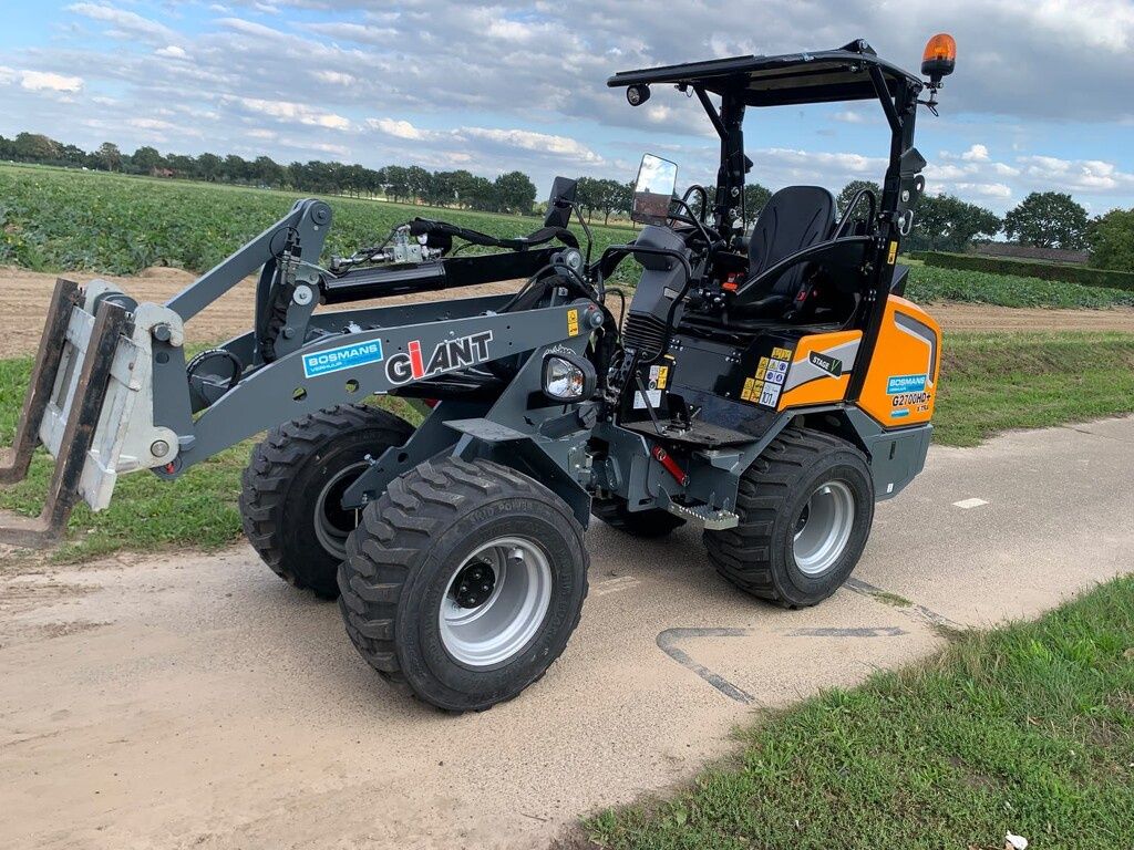 Giant G2700 X-TRA HD+ minishovel DEMO skid banden €695 LEASE
