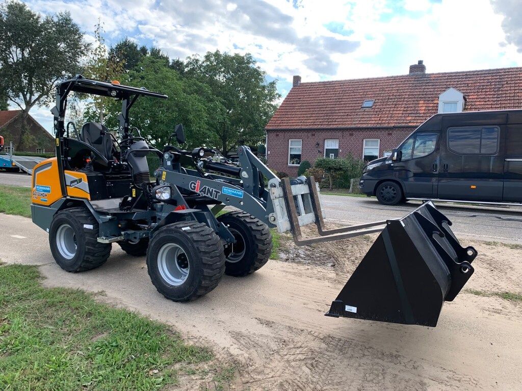 Giant G2700 X-TRA HD+ minishovel DEMO skid banden €695 LEASE