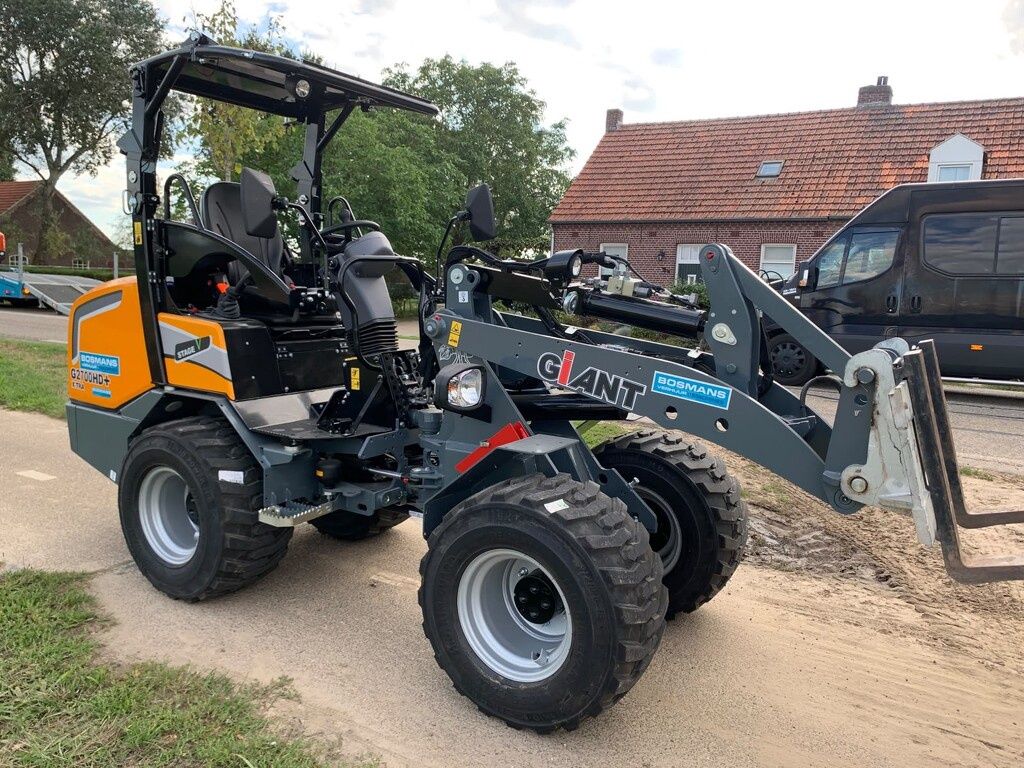Giant G2700 X-TRA HD+ minishovel DEMO skid banden €695 LEASE