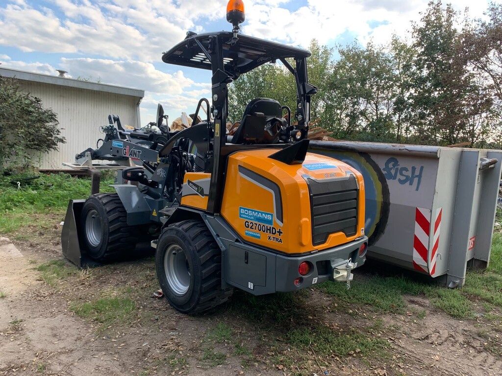 Giant G2700 X-TRA HD+ minishovel DEMO skid banden €695 LEASE