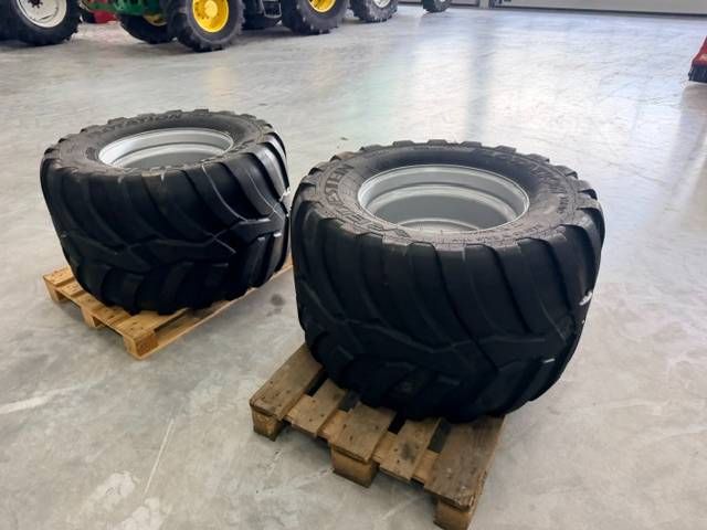 Vredestein 650/40 R22.5 Flotation Trac banden op velg