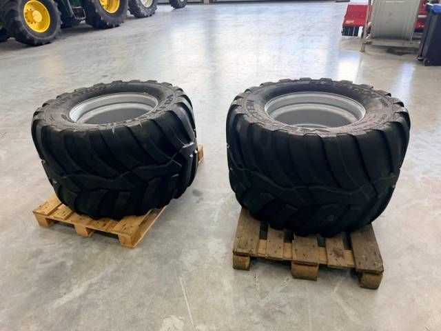 Vredestein 650/40 R22.5 Flotation Trac banden op velg
