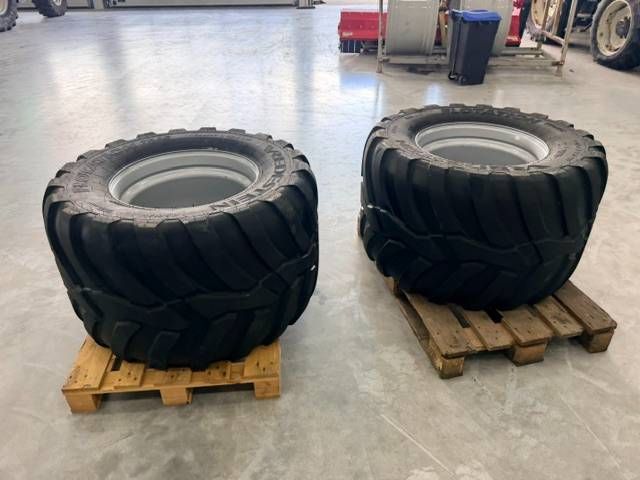 Vredestein 650/40 R22.5 Flotation Trac banden op velg