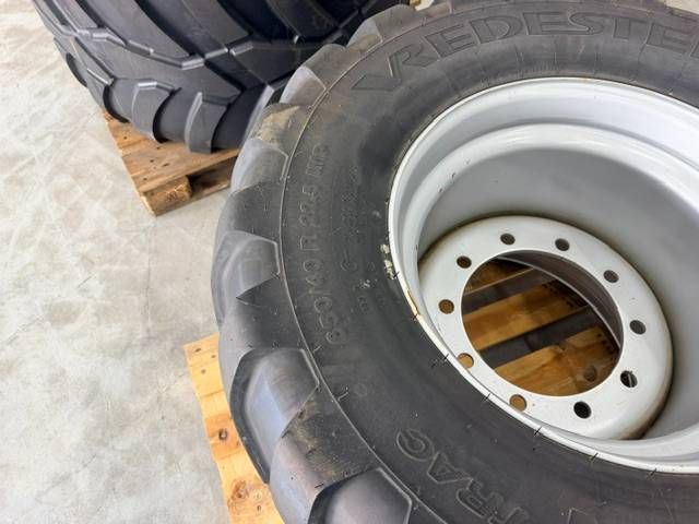 Vredestein 650/40 R22.5 Flotation Trac banden op velg
