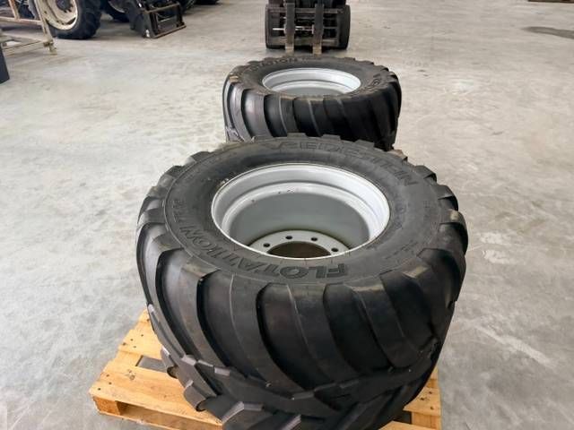 Vredestein 650/40 R22.5 Flotation Trac banden op velg
