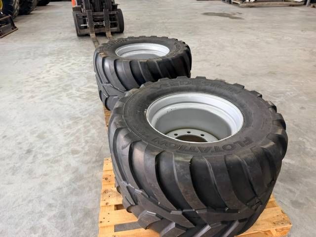 Vredestein 650/40 R22.5 Flotation Trac banden op velg