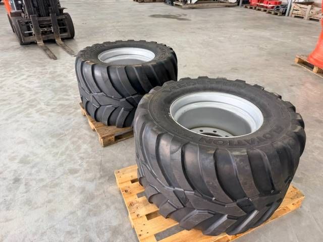Vredestein 650/40 R22.5 Flotation Trac banden op velg