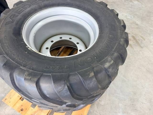 Vredestein 650/40 R22.5 Flotation Trac banden op velg