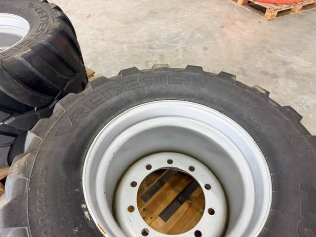 Vredestein 650/40 R22.5 Flotation Trac banden op velg