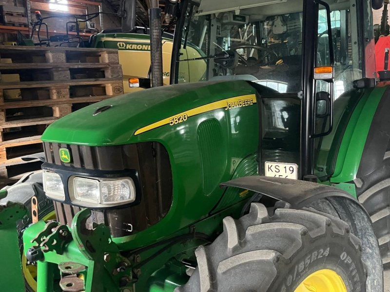 John Deere 5820