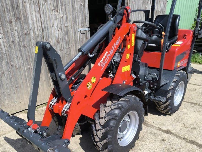 Schäffer 2630 mit ROPS-Fahrerschutzdach